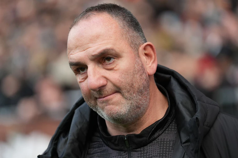 Will das «Unmögliche» gegen die Bayern möglich machen: Heidenheims Trainer Frank Schmidt. — © Marcus Brandt/dpa