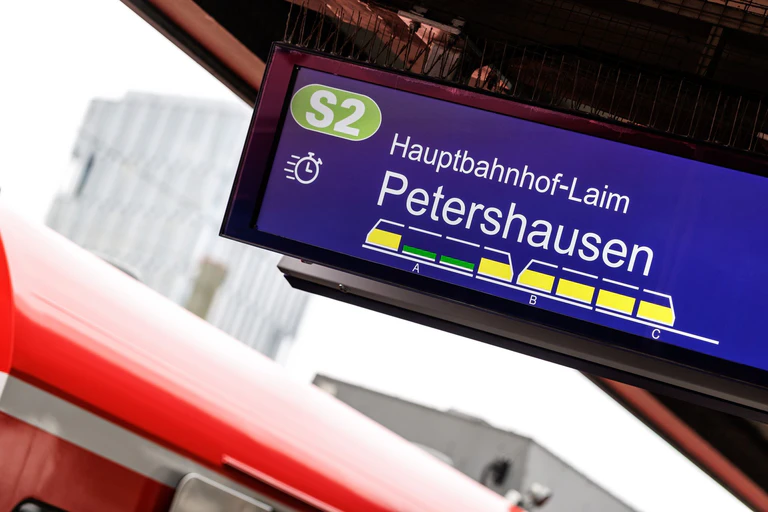Grün steht für viele freie Plätze, gelb für mittlere Auslastung im Wagon. — © Matthias Balk/dpa