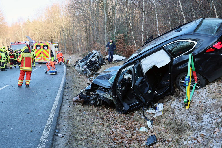 Beide Autos wurden bei dem schweren Unfall bei Mönchberg im Kreis Miltenberg stark demoliert. — © Ralf Hettler/dpa