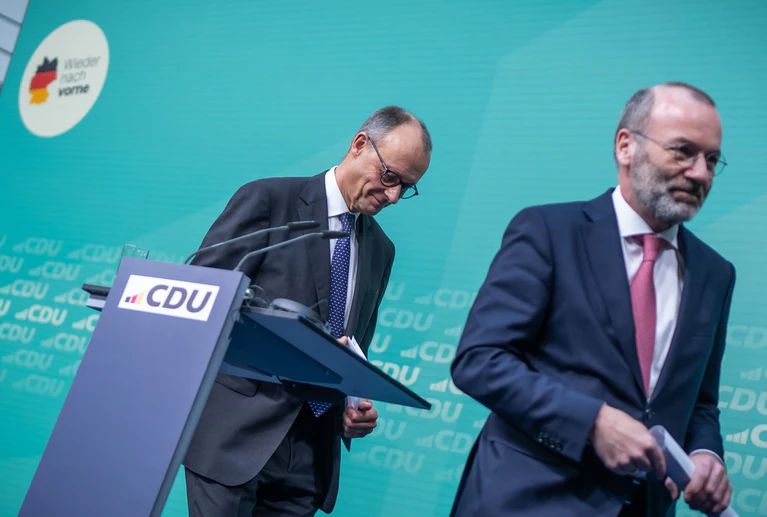 EVP-Chef Manfred Weber sieht Merz auch auf dem internationalen Parkett gut aufgestellt (Archivbild). — © Michael Kappeler/dpa
