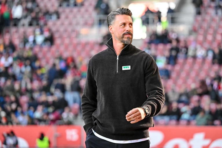 Augsburg Trainer Sandro Wagner will im Pokal wieder Grund zur Freude haben. — © Harry Langer/dpa