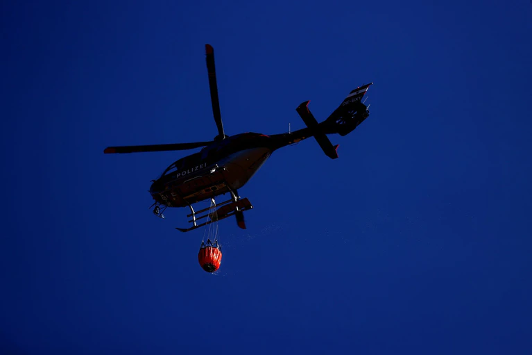 Ein Löschhubschrauber ist bei einem Waldbrand vor drei Jahren im Einsatz. (Archivbild)  — © Karl-Josef Hildenbrand/dpa