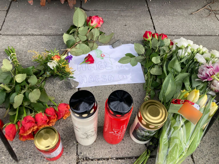Blumen und Kerzen erinnern an Amel und ihre Tochter Hafsa, die bei dem Anschalg starben. — © Sabine Dobel/dpa