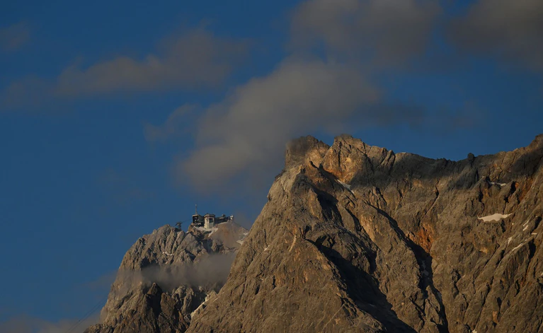 Ein 19-Jähriger aus Baden-Württemberg ist auf einem Klettersteig an der Zugspitze tödlich verunglückt. (Archivbild) — © Angelika Warmuth/dpa