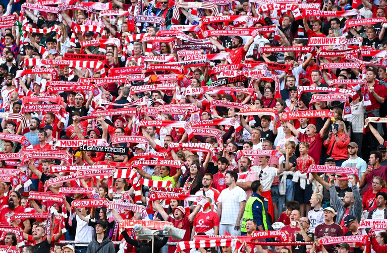 Die Bayern-Fans präsentierten ihre Fanschals. — © Sven Hoppe/dpa