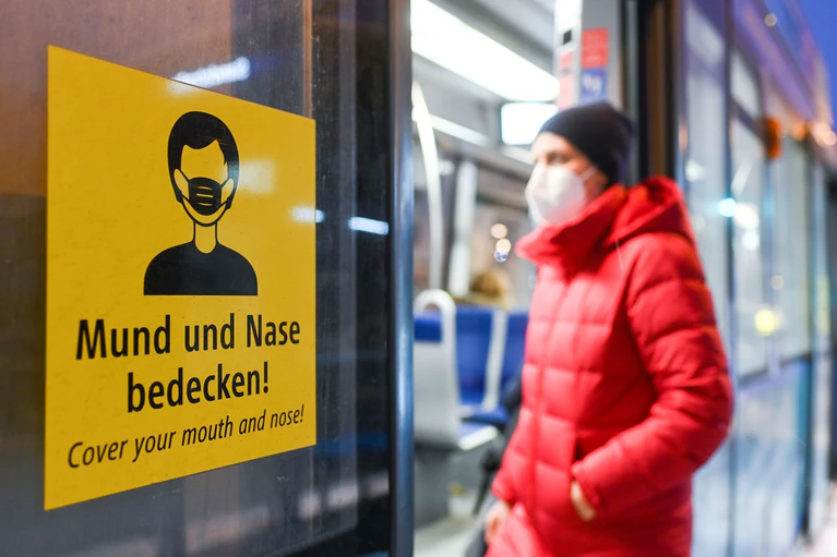 Während der Pandemie war es zwischenzeitlich untersagt, ohne Maske in der Bahn mitzufahren. Verstöße wurden mit Bußgeldern geahndet. Nun sollen alle noch offenen Verfahren im Freistaat eingestellt werden. (Archivbild) — © Tobias Hase/dpa