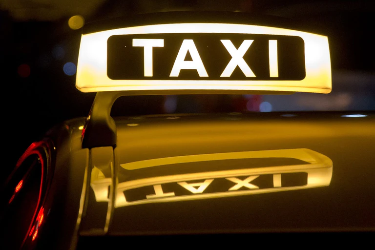 Eine Taxifahrerin bringt den Vermissten unversehrt zurück. (Symbolbild) — © Daniel Karmann/dpa
