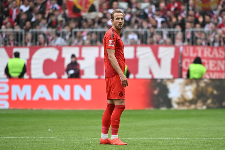Frust nach Gelb: Harry Kane fehlt in einer Woche bei der mutmaßlichen Meisterkür gesperrt. — © Peter Kneffel/dpa