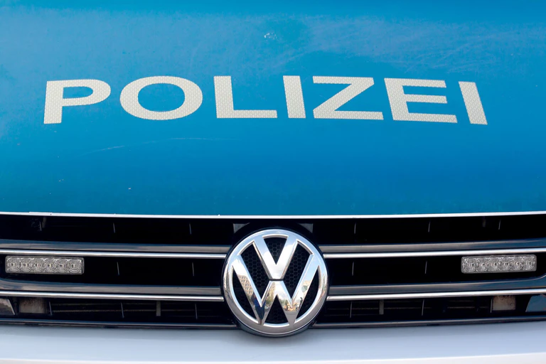 Die Polizei ermittelt nach dem Vorfall wegen gefährlicher Körperverletzung. (Symbolbild) — © Fernando Gutierrez-Juarez/dpa