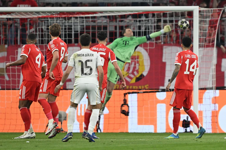 Dran mit der Hand - und doch ist der Ball drin: Manuel Neuer ist hilflos beim 1:2. — © Sven Hoppe/dpa