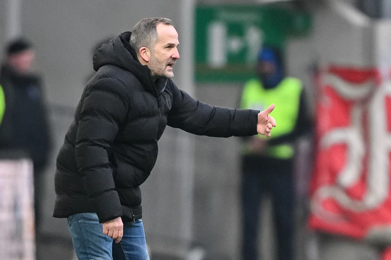Sieg im 100. Bundesligaspiel als Trainer: Augsburgs Manuel Baum. — © Harry Langer/dpa