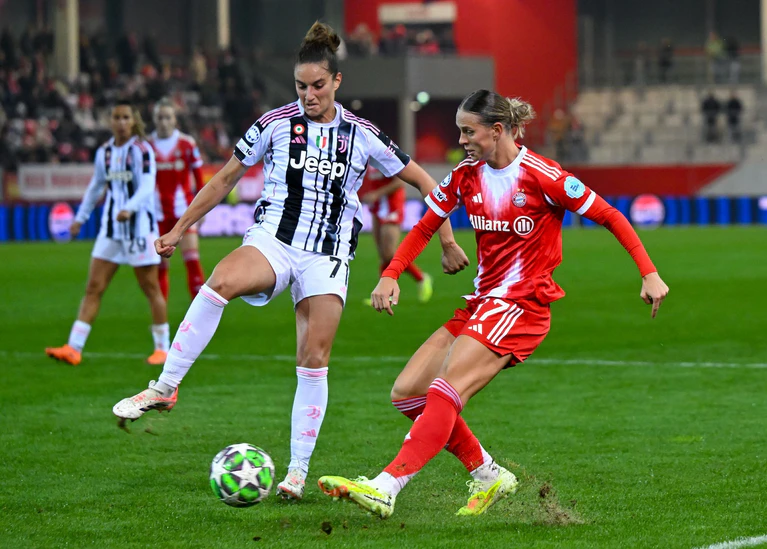 Bereitete das 1:0 vor: Bayerns Klara Bühl (r.). — © Sven Hoppe/dpa