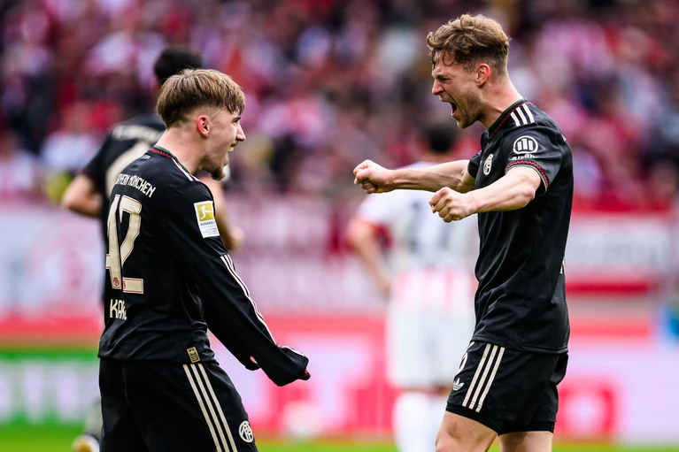 Auch Joshua Kimmich (r.) war nach dem Spiel euphorisiert. — © Tom Weller/dpa
