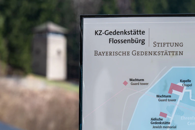 Am 27. April findet in der Gedenkstätte ein Festakt zum 80. Jahrestag der Befreiung des KZ statt. (Archivfoto) — © Armin Weigel/dpa