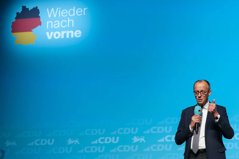 Merz will die Unionsanträge vorab den ehemaligen Ampel-Fraktionen zukommen lassen  — © Daniel Löb/dpa