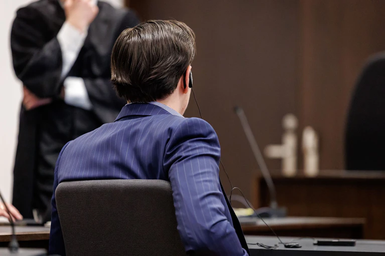 Nach der Tat floh der Angeklagte laut den Ermittlungen nach Frankreich, wo er sich der Polizei stellte. (Archivbild) — © Daniel Karmann/dpa