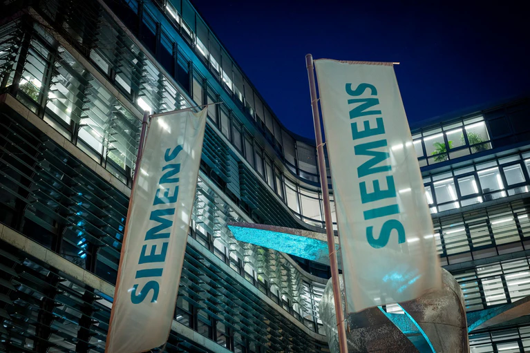 Auch Siemens baut Jobs ab.   — © Peter Kneffel/dpa