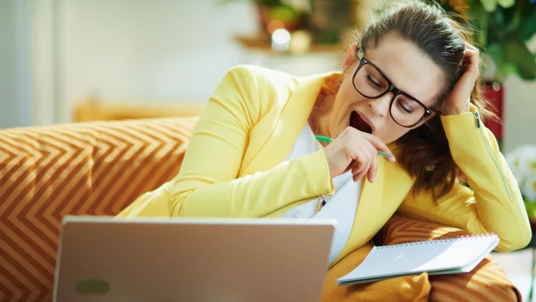 müde schlafen gähnen — © Bild: CentralITAlliance /iStock