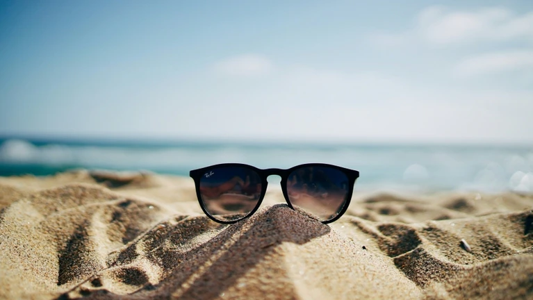 Sommer Strand Sonnenbrille Meer — © Ethan Robertson / Unsplash