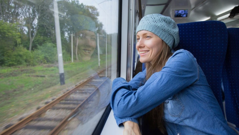 Bahn Gleis Zug Reise — © HotPhotoPie / iStock