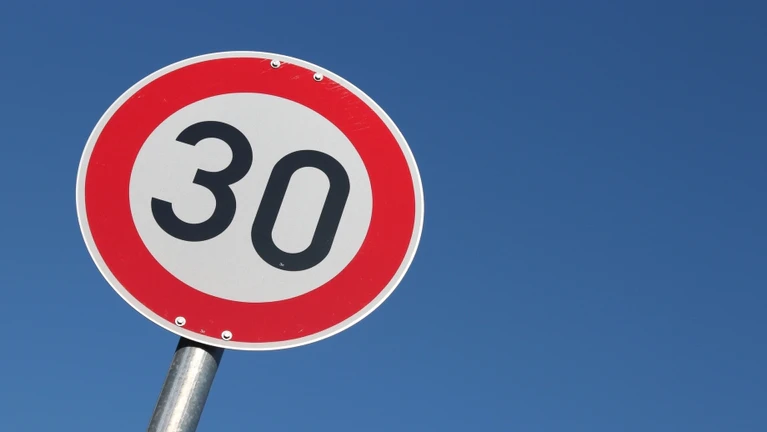 Tempo 30 Verkehrsschild — © Bildnachweis: Bjoern Wylezich / IStock