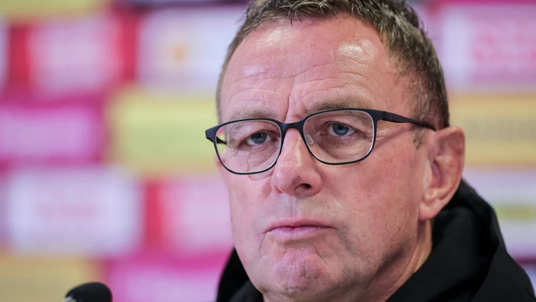 Trainer Ralf Rangnick spricht auf einer Pressekonferenz. — © Christian Charisius/dpa