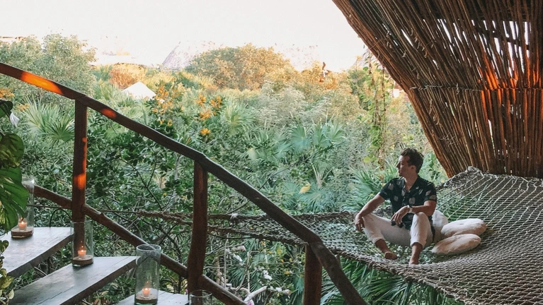 Baumhaus Übernachten Hotel Urlaub Sommer — © Austin Distel / Unsplash