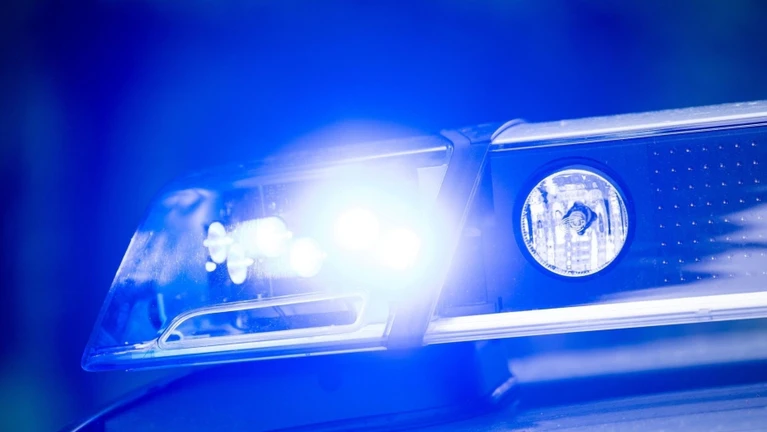 Ein Blaulicht leuchtet an einer Polizeistreife. — © Lino Mirgeler/dpa