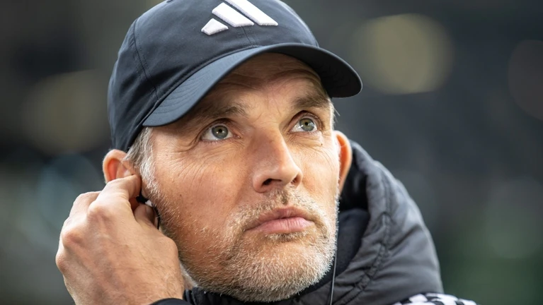 Trainer Thomas Tuchel von Bayern München blickt konzentriert vor Spielbeginn. — © Andreas Gora/dpa