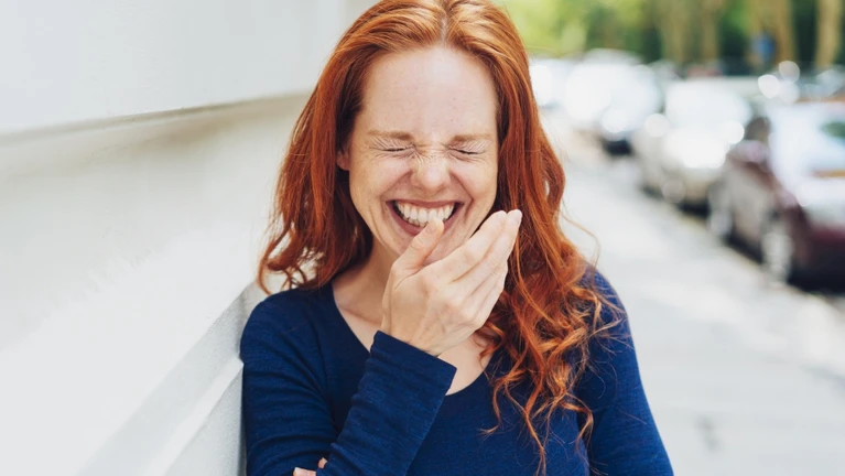 Zungenbrecher lachen witz Mund Hand — © stockfour / iStock