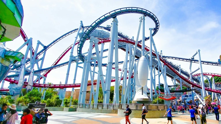 Freizeitpark Achterbahn — © Ian Romie Ona / Unsplash