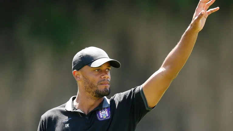 Vincent Kompany winkt bei einer Trainingseinheit während eines Trainingslagers zur Vorbereitung auf die neue Saison. — © Bruno Fahy/belga/dpa