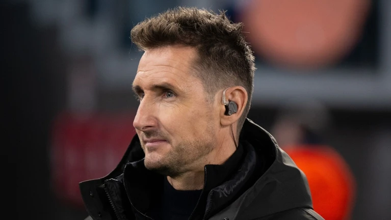 Der TV-Experte Miroslav Klose, ehemaliger Spieler, steht vor einem Spiel im Stadion. — © Sven Hoppe/dpa