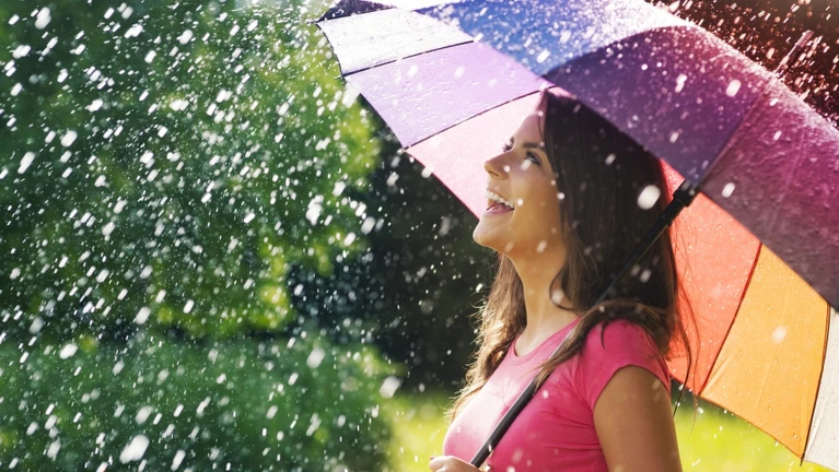 regen tanzen lachen Regenschirm Frau sommer — © gpointstudio / iStock