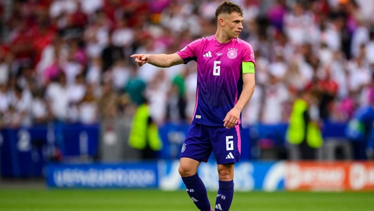 Deutschlands Joshua Kimmich gestikuliert. — © Tom Weller/dpa