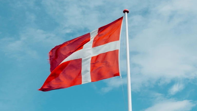 Dänemark Flagge — © Markus Winkler / Unsplash