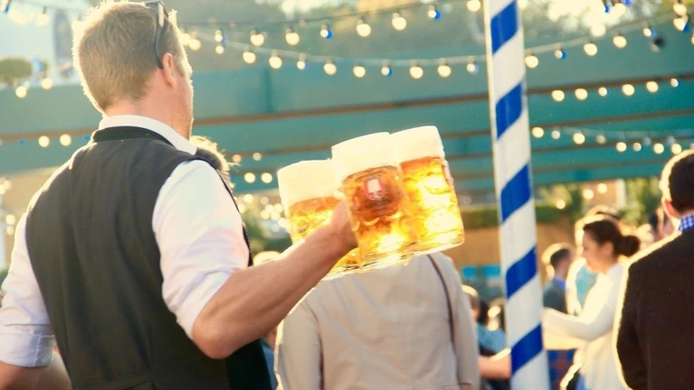 Maß Oktoberfest Wiesn — © Bild: Motointermedia / Pixabay