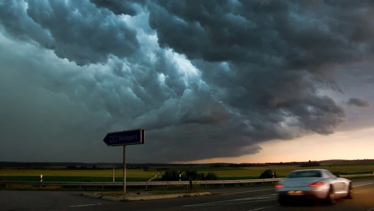 Sturm Auto — © Bild: Pixabay/ Der Tobi Stumjagd