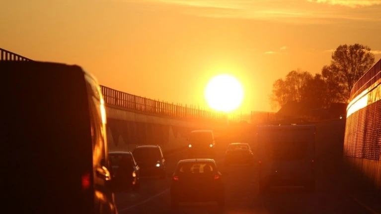 Sonne, Auto, Blendet — © Bild: Pixabay / Kerstin Riemer