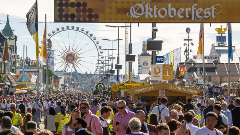 Die Wiesn 2023 lockte ein Millionen an — © Peter Kneffel/dpa