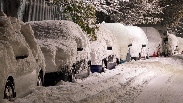 Schnee Auto — © Bild: Pixabay / qimono