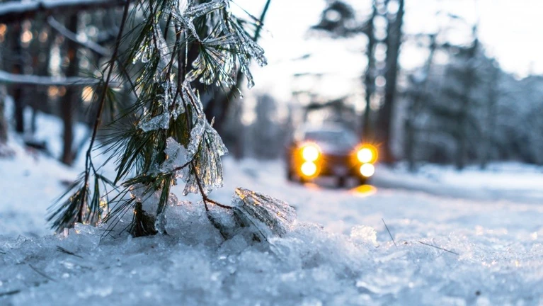 Auto Schnee Winter Eis — © Bild: Matt Collamer / Unsplash