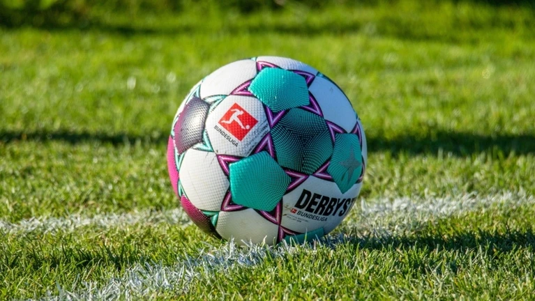 Fußball Bundesliga Ball Spiel Sport Bayern — © Bild: Tobias Rehbein / Unsplash