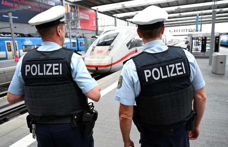 Bundespolizisten sollen die Einhaltung der Verbote an den Bahnhöfen überwachen. (Symbolbild) — © Sven Hoppe/dpa