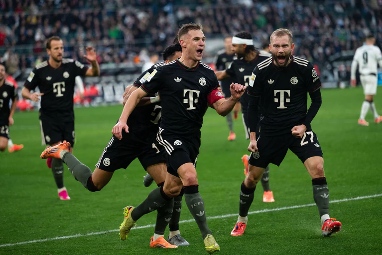 Josuha Kimmich (M) brachte den FC Bayern in Führung. — © Marius Becker/dpa
