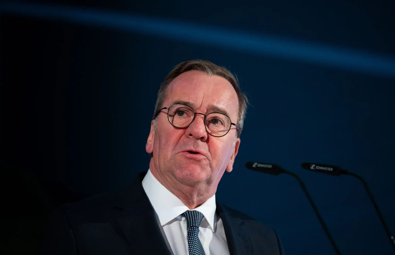 Laut Verteidigungsminister Boris Pistorius (SPD) erhält die Ukraine für ihren Verteidigungskrieg gegen Russland 4.000 KI-gesteuerte Drohnen aus deutscher Produktion. — © Sven Hoppe/dpa