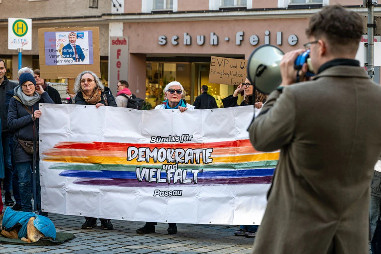 Demonstration des «Passauer Bündnisses für Demokratie und Vielfalt» protestierten gegen EVP-Chef Weber und eine Zusammenarbeit der EVP mit der AfD im EU-Parlament. — © Armin Weigel/dpa