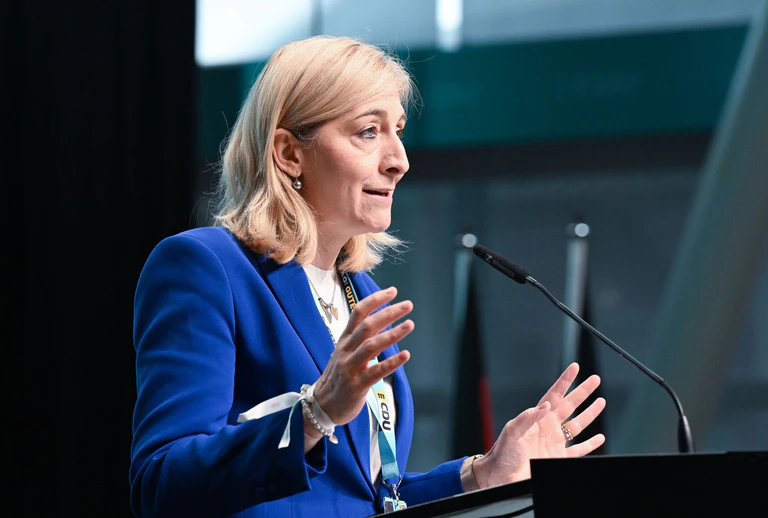 Gesundheitsministerin Nina Warken (CDU) will einen Ausgleich des Bundes für versicherungsfremde Ausgaben der Pflegeversicherung (Foto: Archiv). — © Bernd Weißbrod/dpa