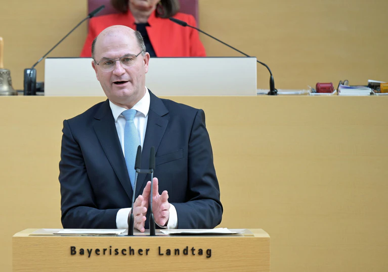 Finanzminister Füracker verteidigt den nächsten Haushalt im Landtag. (Archivbild) — © Malin Wunderlich/dpa