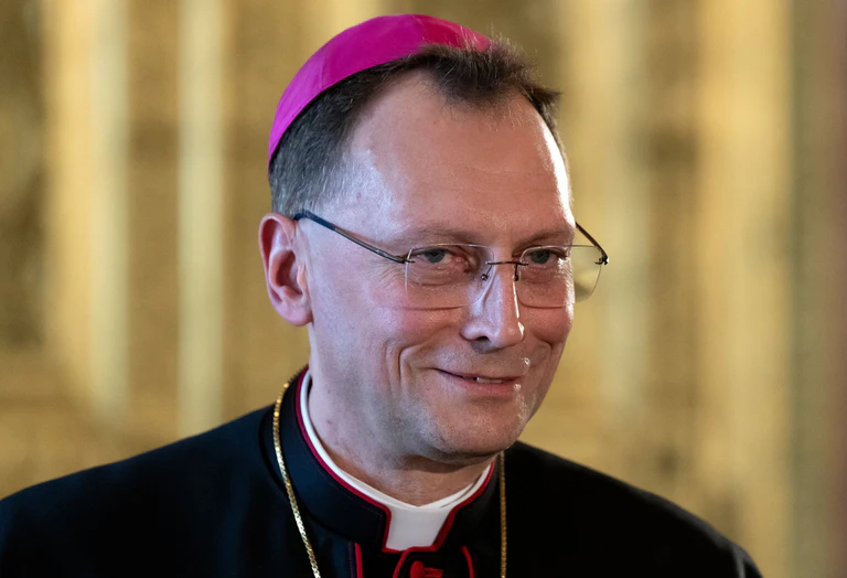 Der Bamberger Erzbischof Herwig Gössl sorgt sich, weil es nur noch wenige neue Priester in Deutschland gibt. (Archivbild) — © Sven Hoppe/dpa